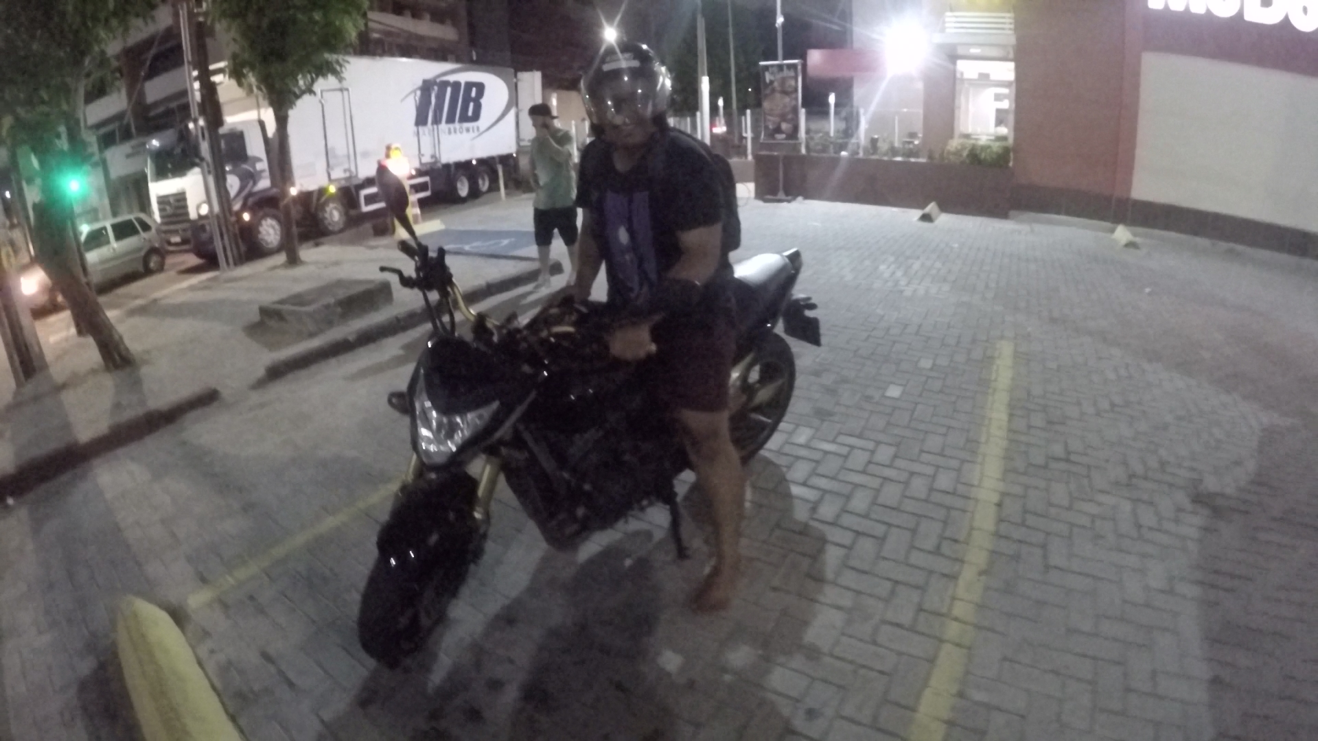 http://videos.introcdc.com/Canal/MotoVlog/Serjona/Pedro Dirigindo Serjona/GOPR5688.00_07_36_54.Quadro004.png